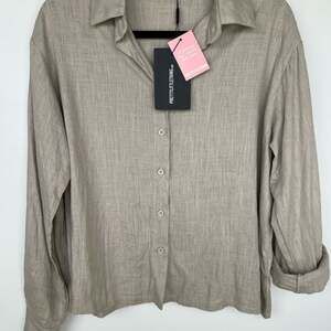 NWT PrettyLittleThing Beige Button-Up Shirt Sz 4